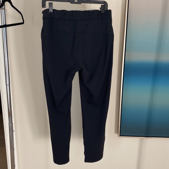 Lululemon black pant with pockets, light weight material size 6. - Picture 4 of 5
